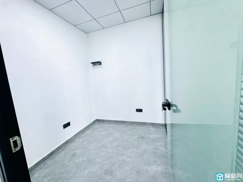 鸿安大厦出租电梯口115平，5800月租，朝东，4个隔间，落地窗，地砖装修电梯口