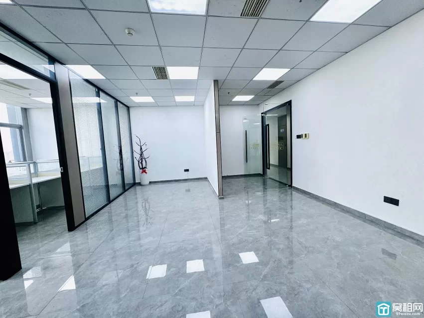 鸿安大厦出租电梯口115平，5800月租，朝东，4个隔间，落地窗，地砖装修电梯口