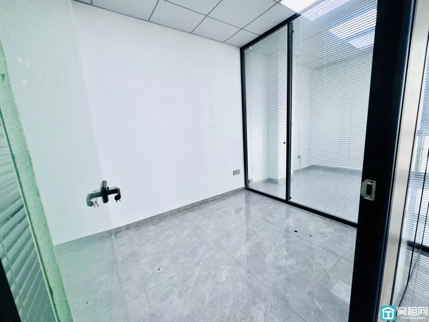 鸿安大厦出租电梯口115平，5800月租，朝东，4个隔间，落地窗，地砖装修电梯口
