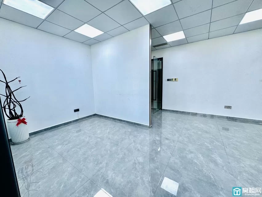 鸿安大厦出租电梯口115平，5800月租，朝东，4个隔间，落地窗，地砖装修电梯口