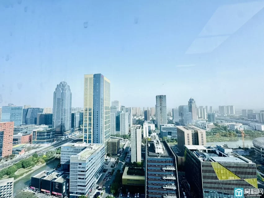 鸿安大厦出租电梯口115平，5800月租，朝东，4个隔间，落地窗，地砖装修电梯口