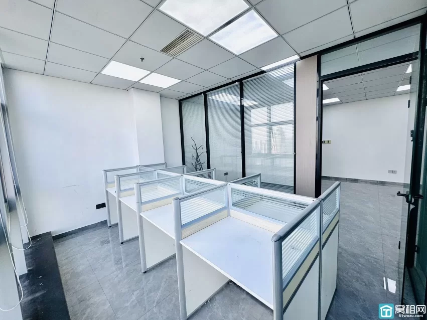 鸿安大厦出租电梯口115平，5800月租，朝东，4个隔间，落地窗，地砖装修电梯口