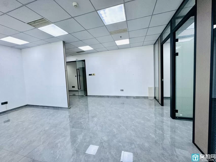 鸿安大厦出租电梯口115平，5800月租，朝东，4个隔间，落地窗，地砖装修电梯口