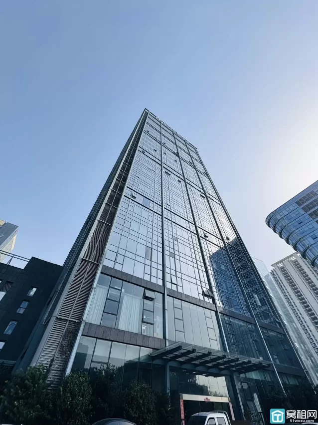 南部商务区3期附近鸿安大厦60平，3100月租，朝南，一个隔间，落地窗，地砖装修