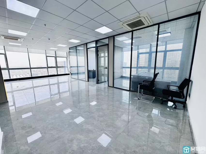 鸿安大厦170平，8500月租，朝西北双面彩光，两个隔间，落地窗，地砖装修