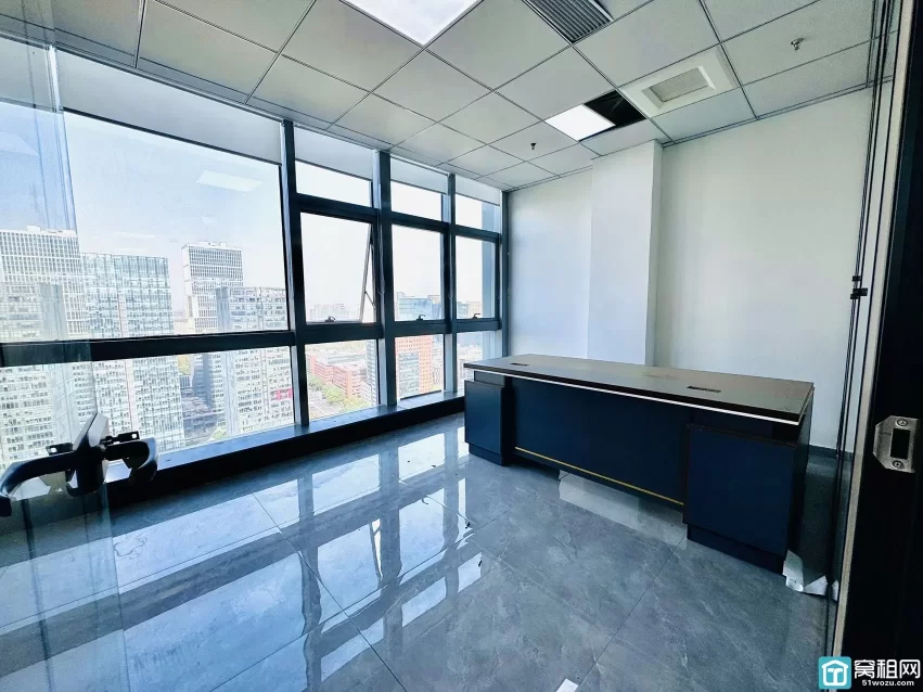 鸿安大厦170平，8500月租，朝西北双面彩光，两个隔间，落地窗，地砖装修