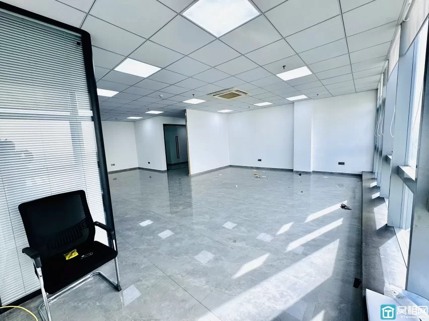 鸿安大厦170平，8500月租，朝西北双面彩光，两个隔间，落地窗，地砖装修