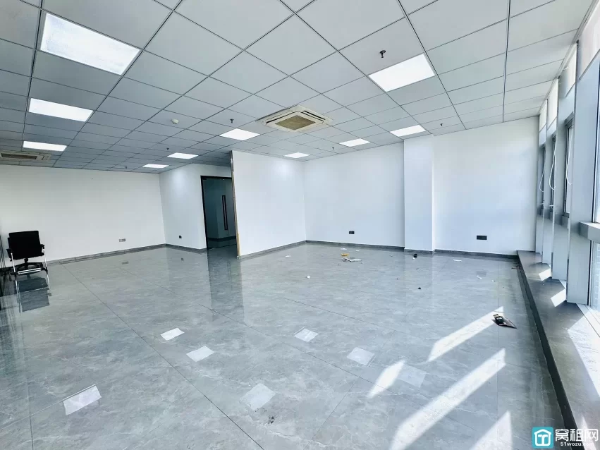 鸿安大厦170平，8500月租，朝西北双面彩光，两个隔间，落地窗，地砖装修