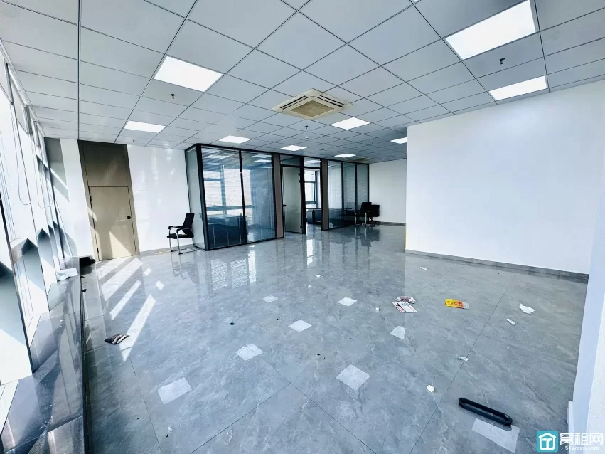 鸿安大厦170平，8500月租，朝西北双面彩光，两个隔间，落地窗，地砖装修