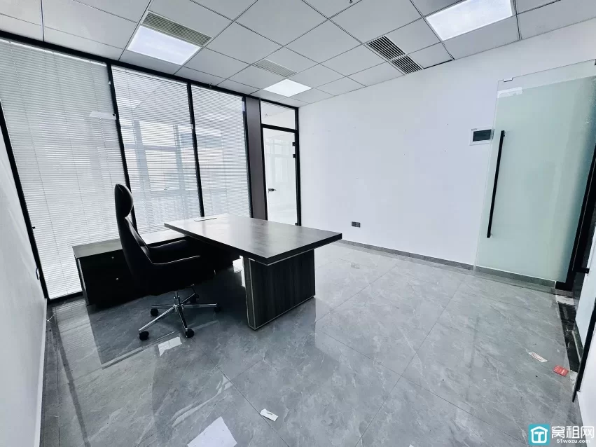 南部商务区3期附近鸿安大厦60平，3100月租，朝南，一个隔间，落地窗，地砖装修