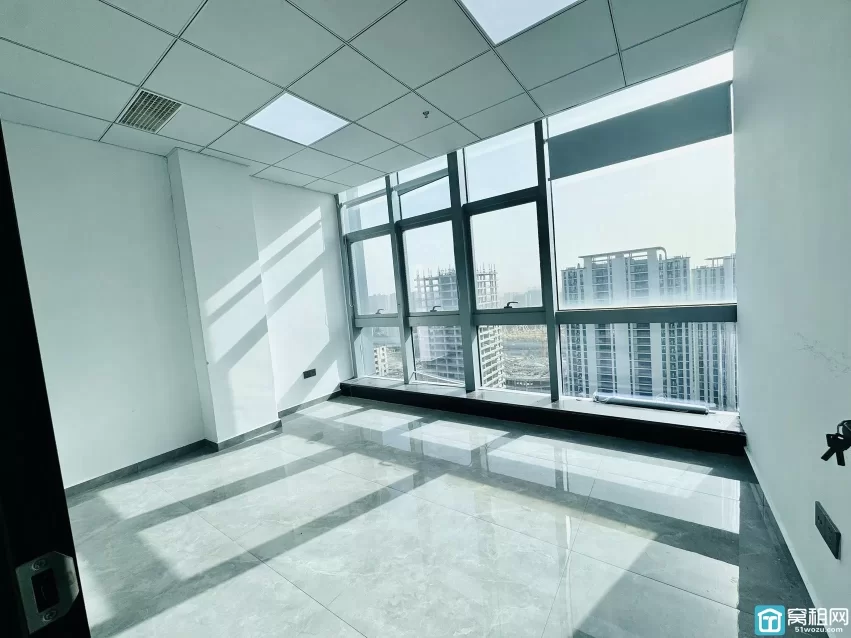 南部商务区3期附近鸿安大厦60平，3100月租，朝南，一个隔间，落地窗，地砖装修