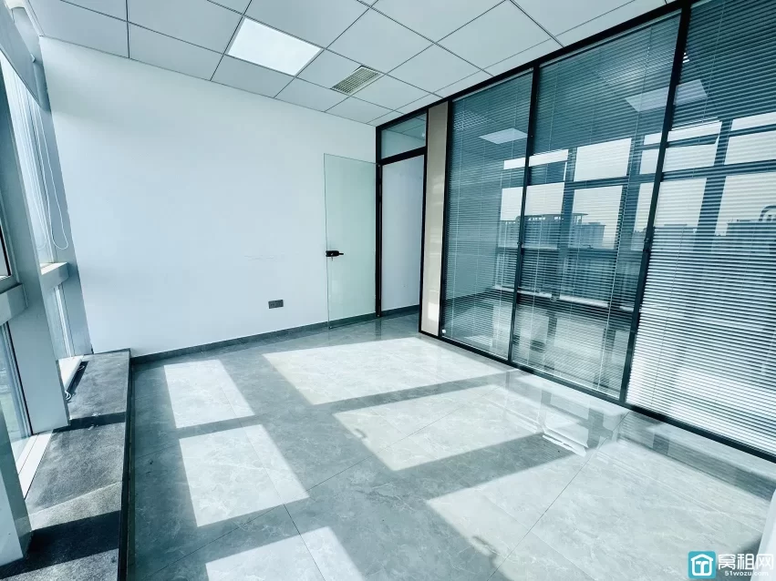 南部商务区3期附近鸿安大厦60平，3100月租，朝南，一个隔间，落地窗，地砖装修