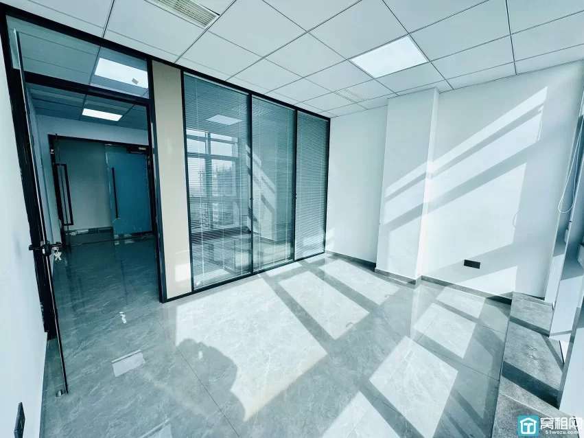 南部商务区3期附近鸿安大厦60平，3100月租，朝南，一个隔间，落地窗，地砖装修