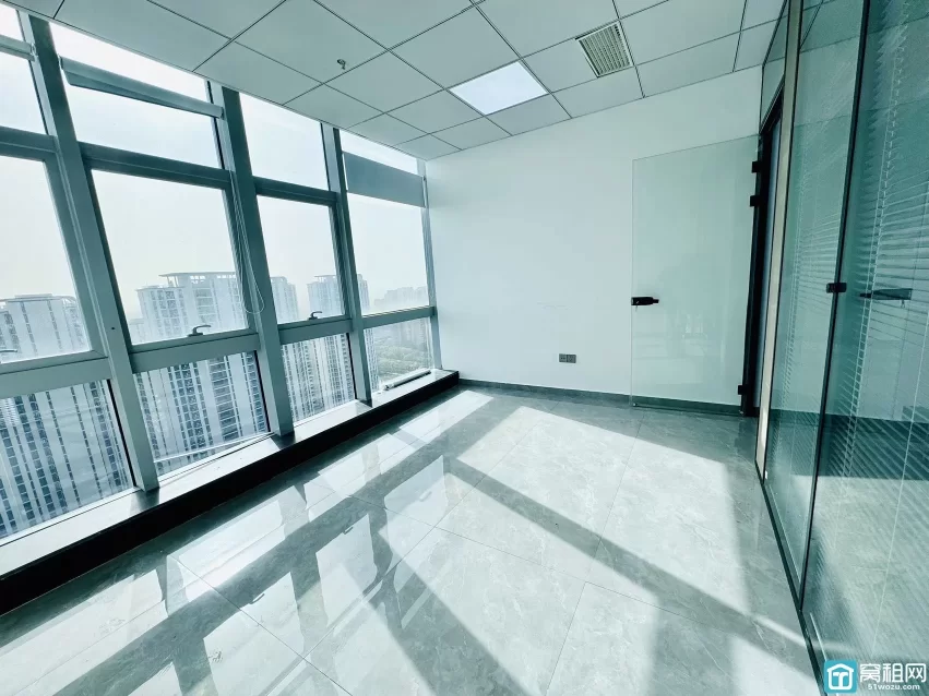 南部商务区3期附近鸿安大厦60平，3100月租，朝南，一个隔间，落地窗，地砖装修