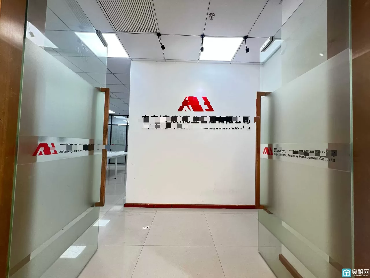 南部商务区美豪大厦出租125平，2隔间，带部分家具