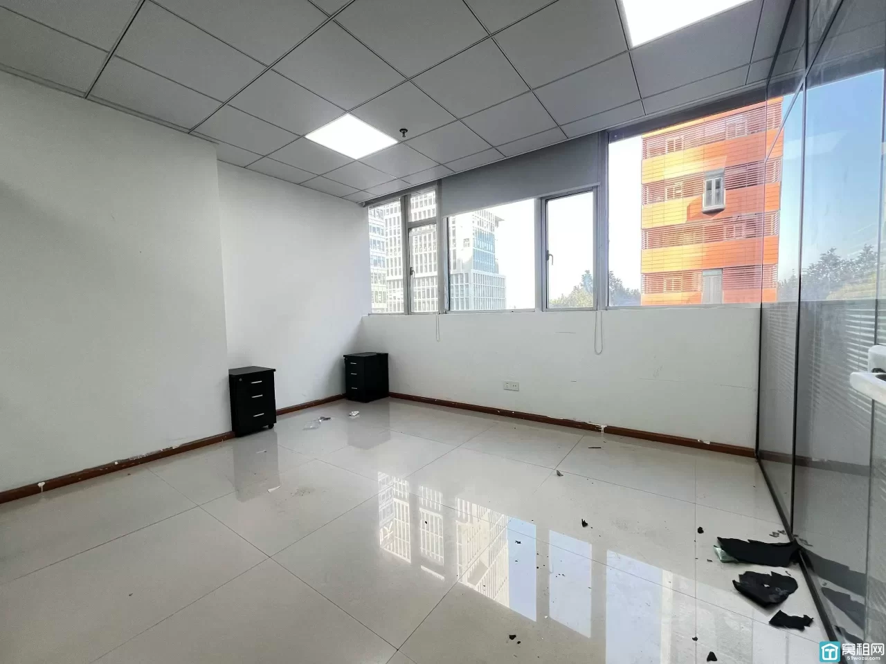 南部商务区美豪大厦出租125平，2隔间，带部分家具