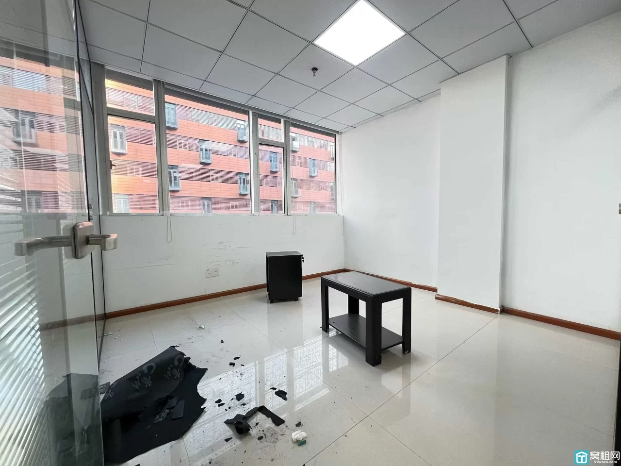 南部商务区美豪大厦出租125平，2隔间，带部分家具