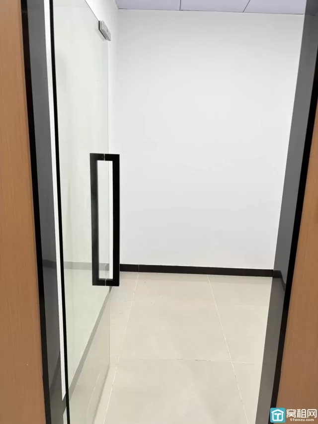 宁波塔附近世纪金贸大厦出租15平米办公室出租可以注册公司700元/月