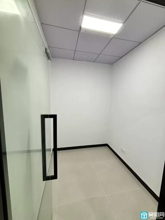 宁波塔附近世纪金贸大厦出租15平米办公室出租可以注册公司700元/月