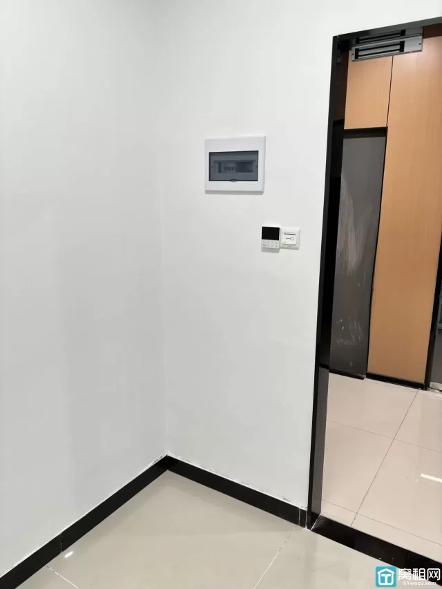 宁波塔附近世纪金贸大厦出租15平米办公室出租可以注册公司700元/月