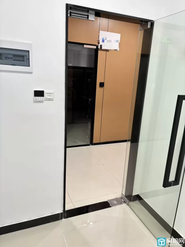 宁波塔附近世纪金贸大厦出租15平米办公室出租可以注册公司700元/月