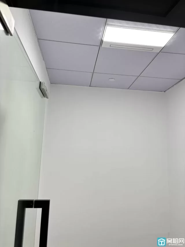 宁波塔附近世纪金贸大厦出租15平米办公室出租可以注册公司700元/月