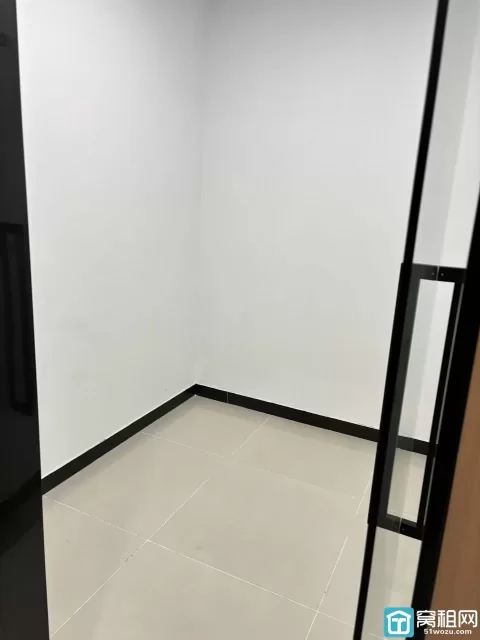 宁波会展大厦对面世纪金贸大厦出租18平 全新精装修700元/月