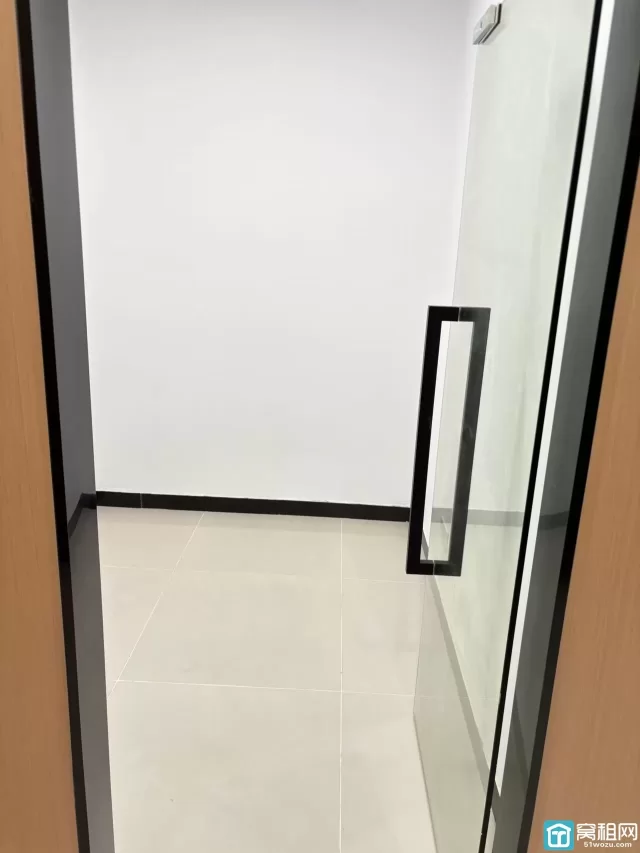 宁波会展大厦对面世纪金贸大厦出租18平 全新精装修700元/月