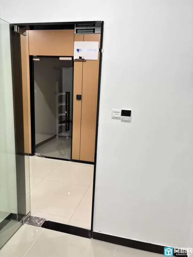 宁波会展大厦对面世纪金贸大厦出租18平 全新精装修700元/月