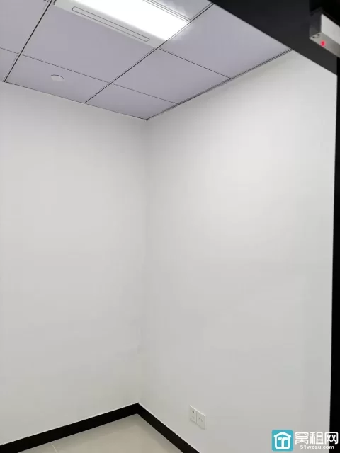 宁波塔附近世纪金贸大厦出租15平米办公室出租可以注册公司700元/月