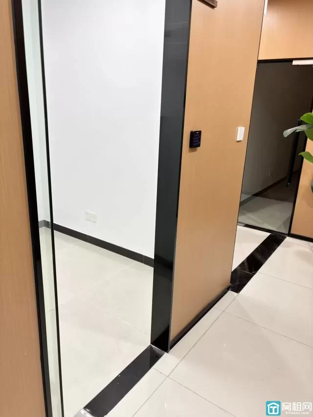 宁波塔附近世纪金贸大厦出租15平米办公室出租可以注册公司700元/月