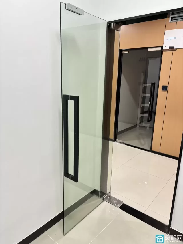 宁波会展大厦对面世纪金贸大厦出租18平 全新精装修700元/月