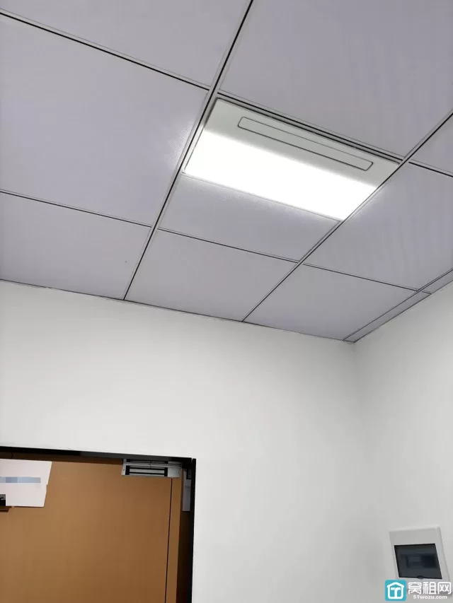 宁波会展大厦对面世纪金贸大厦出租18平 全新精装修700元/月