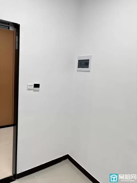 宁波会展大厦对面世纪金贸大厦出租18平 全新精装修700元/月