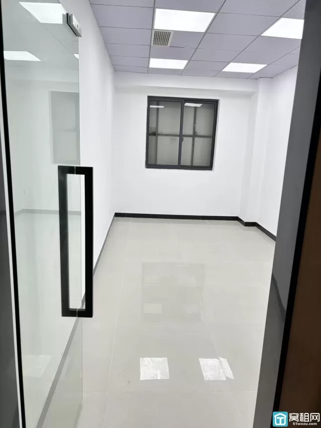 宁波老江东区世纪经贸大厦全新精装修40平米办公室出租1100元/月