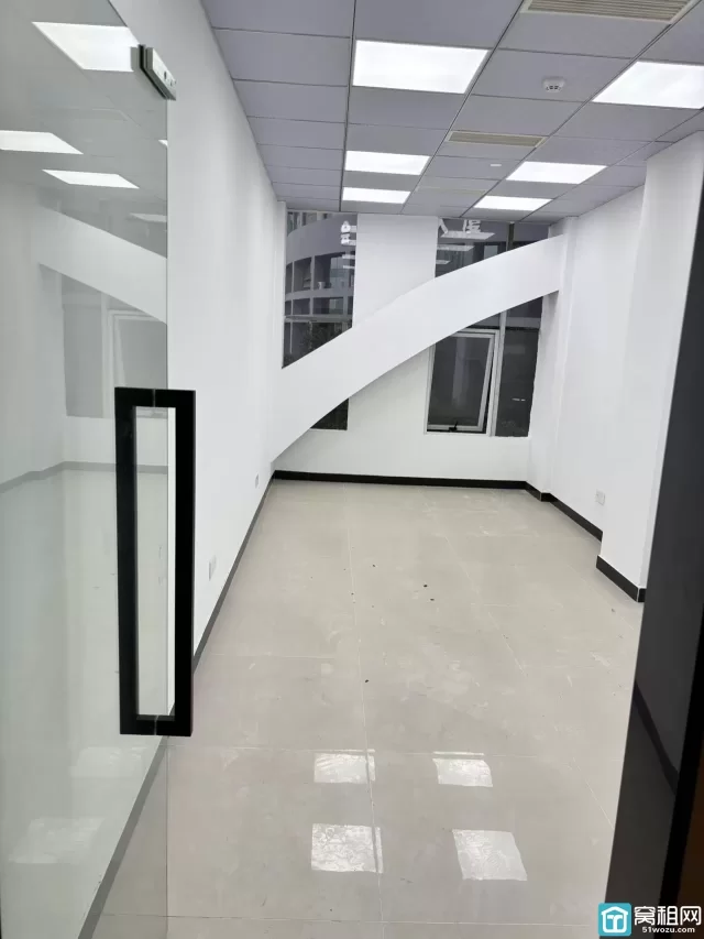 百丈路会展中心大厦对面世纪金贸大厦42平米月租金1300元.月