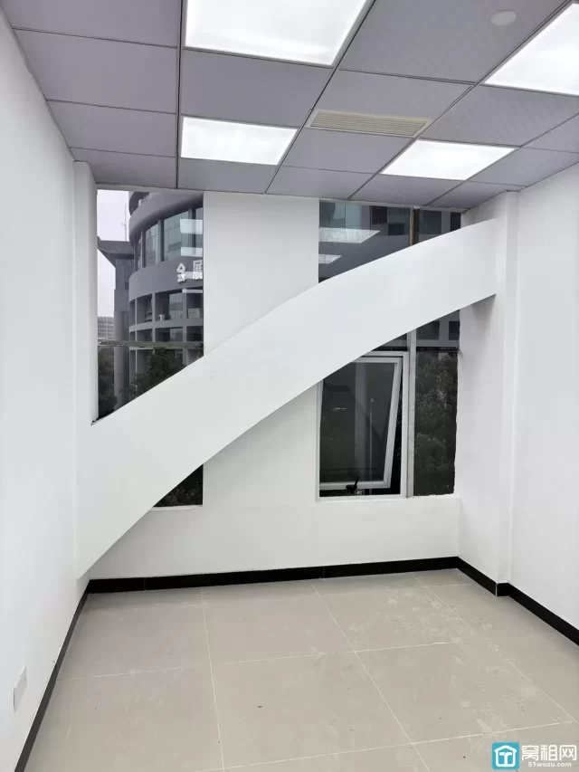 百丈路会展中心大厦对面世纪金贸大厦42平米月租金1300元.月