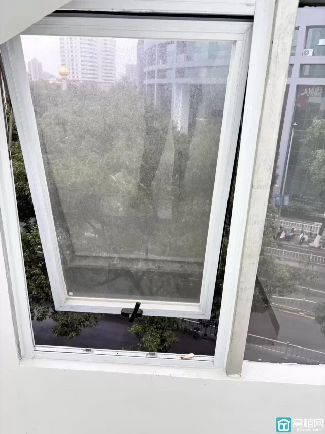 百丈路会展中心大厦对面世纪金贸大厦42平米月租金1300元.月