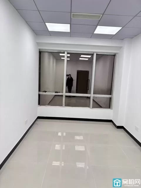 宁波七塔寺对面百丈路 世纪金贸大厦40平米精装修办公室招租1700元