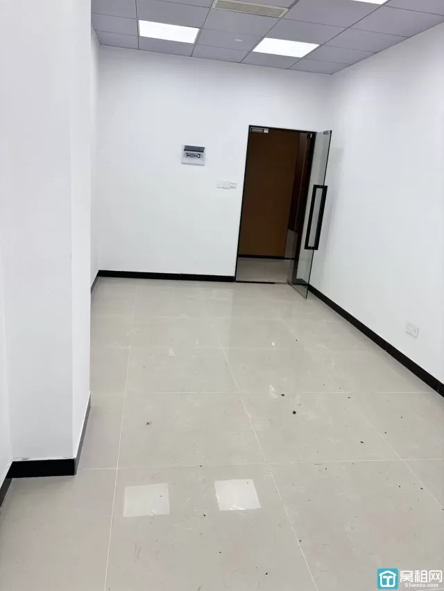 百丈路会展中心大厦对面世纪金贸大厦42平米月租金1300元.月