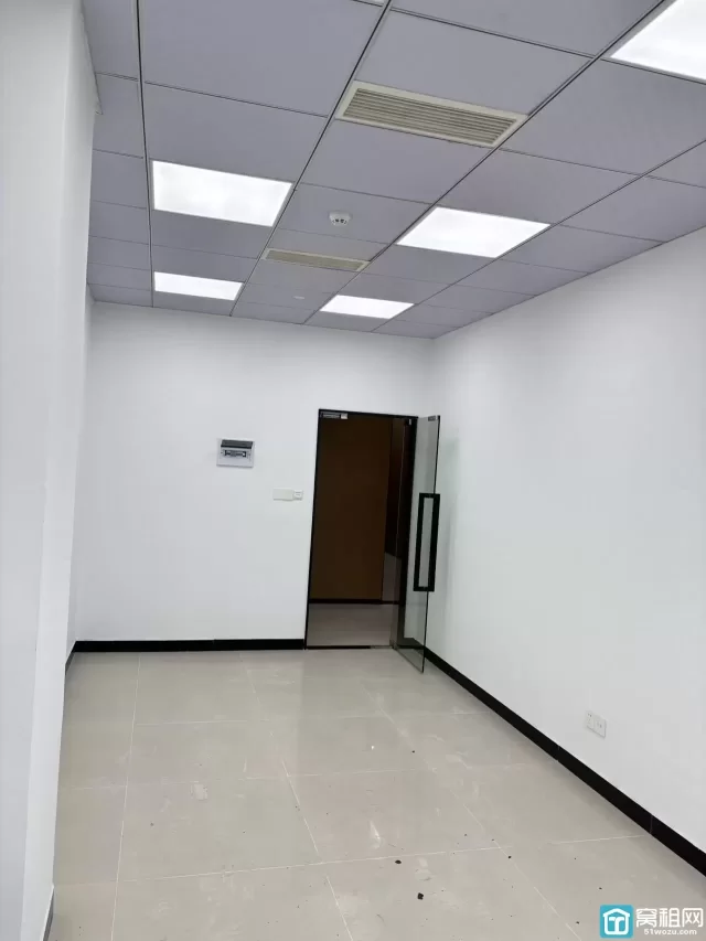 百丈路会展中心大厦对面世纪金贸大厦42平米月租金1300元.月