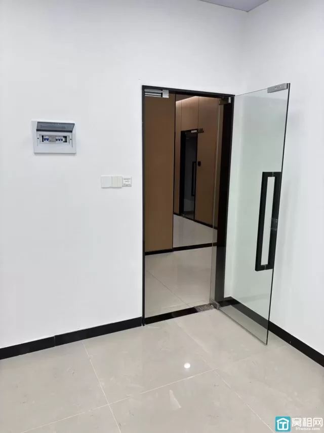 百丈路会展中心大厦对面世纪金贸大厦42平米月租金1300元.月