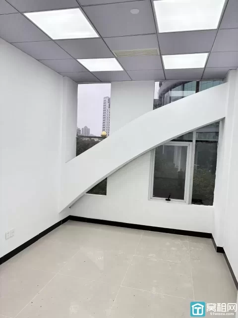 百丈路会展中心大厦对面世纪金贸大厦42平米月租金1300元.月