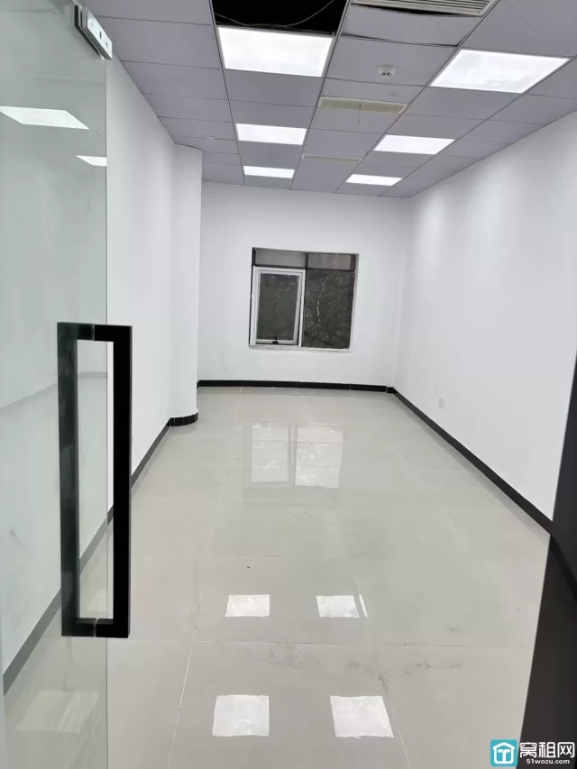 鄞州区宁铸中心对面世纪经贸大厦40平米精装修出租1650元/月