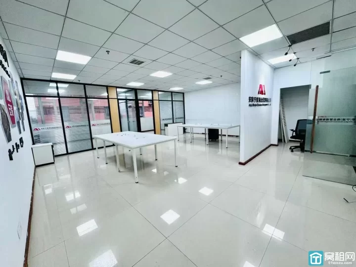 南部商务区迪趣大厦隔壁美豪大厦125平，2隔间，带部分家具