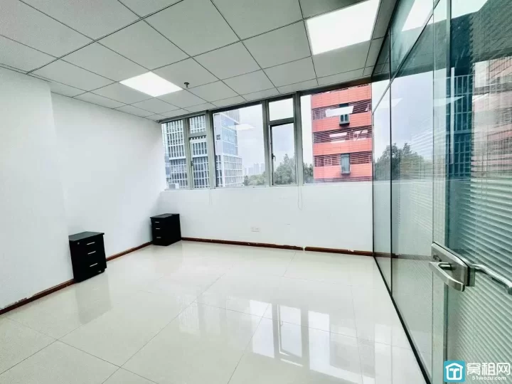 南部商务区迪趣大厦隔壁美豪大厦125平，2隔间，带部分家具