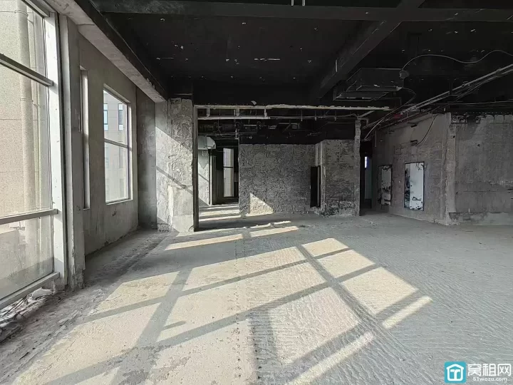 高新区华润万家对面写字楼1095.33整层毛坯出租，得房率百分之85