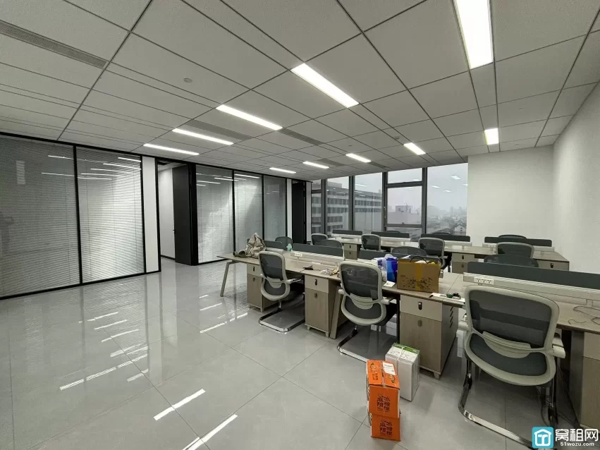 宁波高铁站对面星悦中心面积：212平办公室出租