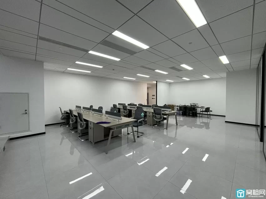 宁波高铁站对面星悦中心面积：212平办公室出租