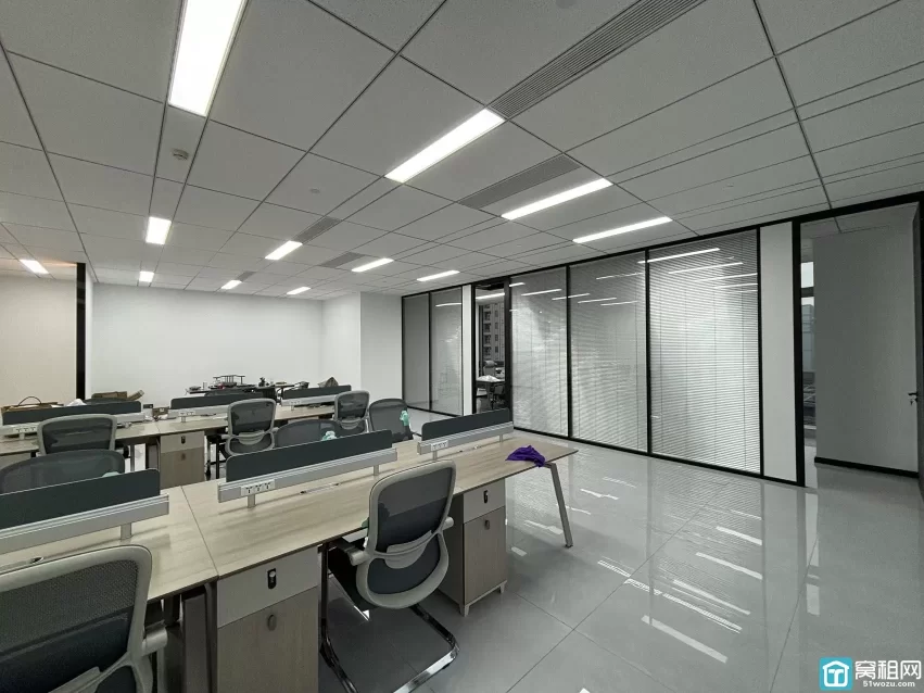 宁波高铁站对面星悦中心面积：212平办公室出租